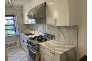 Welcome to the 7th Floor of Bridgeview House Condominium This fully renovated spacious 1 bedroom condo boasts a king sized bedroom, a spacious living room, a modern kitchen with tile ...