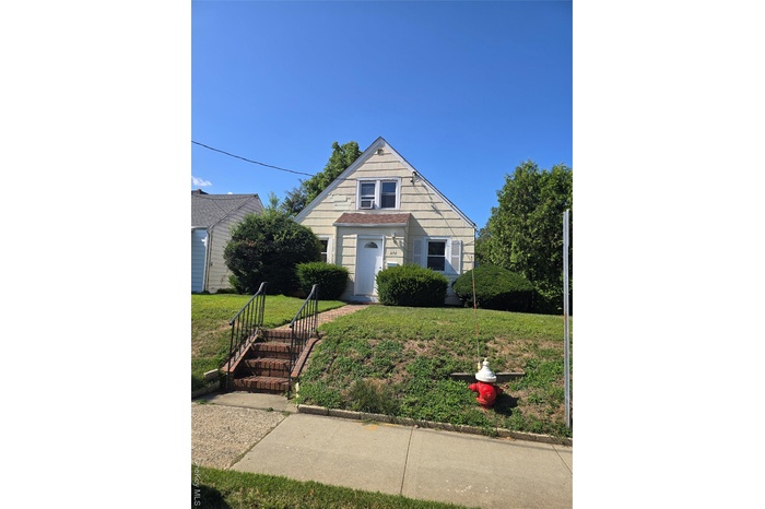 Bungalow featuring a front yard