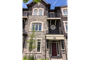 Beautiful And Luxury Modern Freehold Town House For Sale ; Family Friendly Community.