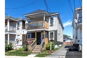he upper two bedroom apartment is located in Le Village District close to parks, public transit, recreation, schools, shopping, the St.