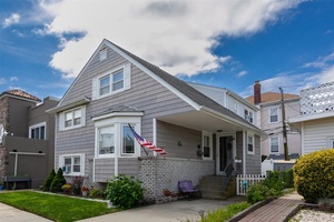 Welcome to this charming split level home in the desiderable President Streets of Long Beach.