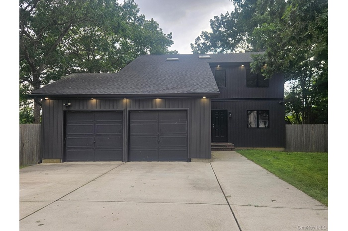 Maintenance free exterior, large driveway, Hi-Hats on each floor
