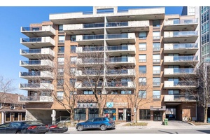Perfectly suited for professionals such as lawyers, accountants, or financial advisors, this unit is located in the heart of desirable Wellington Village.