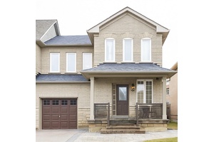 This beautiful end unit townhouse in Richmond Hill offers the perfect blend of comfort, style, and practicality.