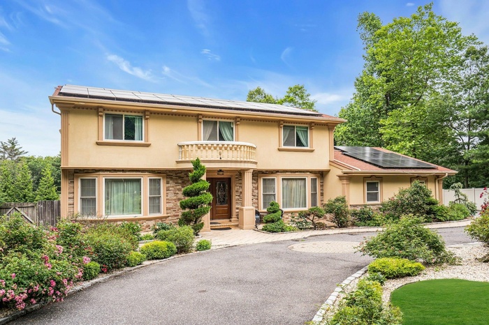 WELCOME TO 41 HEARTHSTONE DR!