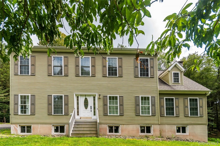 View of front facade with a front yard