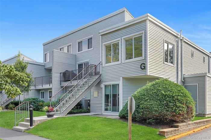 Natural light-filled corner, upper-level 2-Bed, 2-Bath, Bedford Mews condo.