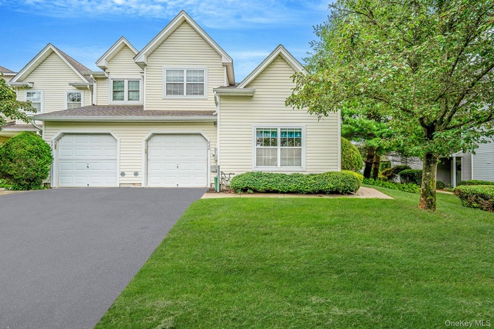 End Unit! Townhouse Style with 1 Car Garage
