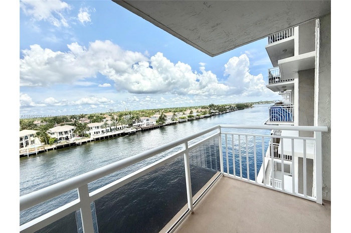 Huge balcony with great views of the intracoastal & beautiful sunsets.
