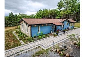 Private 10 acres estate minutes to sharon newmarket and highway 404.