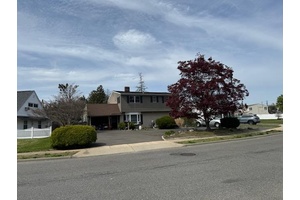 Needs TLC Sold As Is CASH BUYER, Drive By, Cannot go inside 4brs, 2 baths, Kitchen Living Room, Dining Room, Foyer