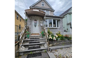 Well maintained detached duplex with lots to offer.