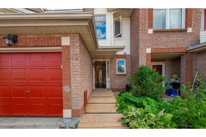Discover the perfect blend of charm and comfort in this inviting Barrhaven home !