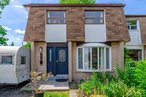 Gorgeous 4 Bedroom, 2 Bathroom Semi Detached Home In The Heart Of Mississauga !