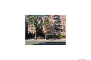 Welcome to 65 10 108th Street, Unit 3M a classic mid century co op in the heart of Forest Hills.