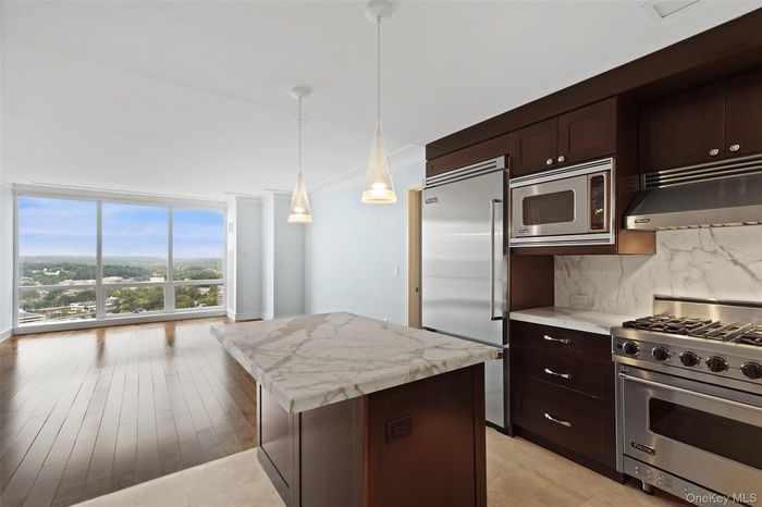 25F offers soaring views with wall-to-wall, full-height windows with custom-designed cornice ceiling moldings and stunning pre-engineered walnut floor
