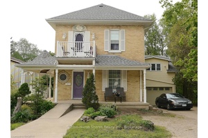 IMPRESSIVE 1904 CENTURY HOME !