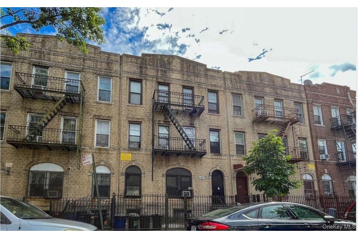 View of apartment building / complex