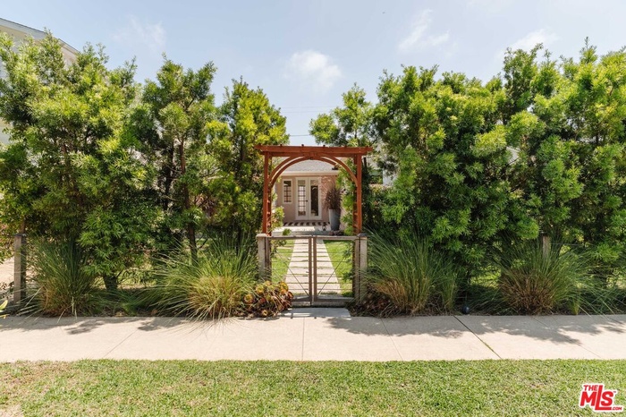 Front Entrance into Front Yard