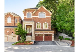 Beautiful Modern Sun Filled Family Home Surrounded By Nature In The Aurora Estate Neighborhood.