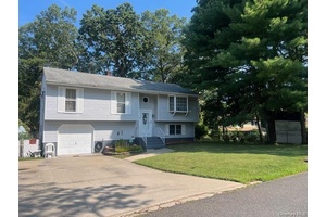 Beautiful, spacious Hi Ranch in Miller Place School district !
