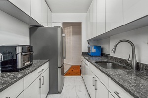 Gorgeous Junior 4 apartment at the Buchanan in Forest Hills.
