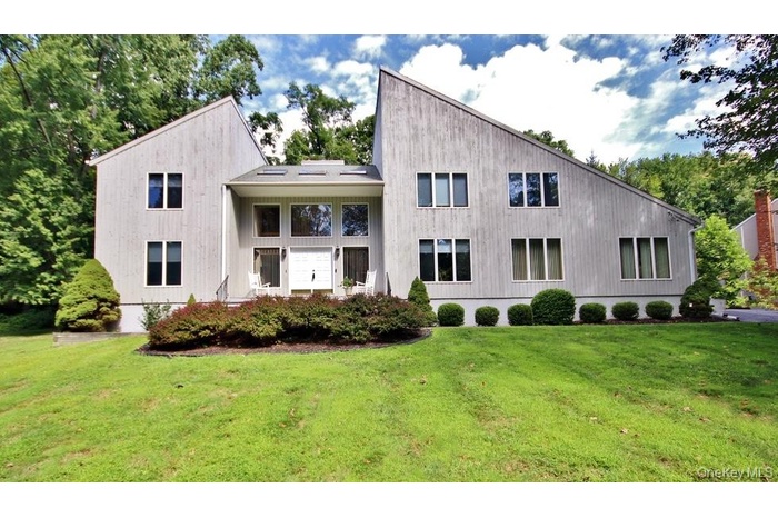 View of front of home featuring a front yard