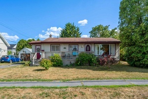 Affordable amp ; Charming Starter Home in the Growing Community of Iroquois.