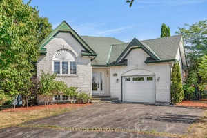 Waterfront Bungalow with Unobstructed Wide River Views.