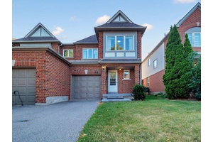 Renovated 3 Bedroom Premium End Unit Townhome Backing Onto Park in Prime Erin Mills !