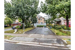 Beautiful Front Quad In A Superb Freehold Townhome offers 3 2 Spacious Bedrooms amp ; 3 bathrooms situated In A Desirable Neighbourhood Of Brampton.