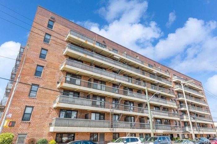 View of apartment building / complex