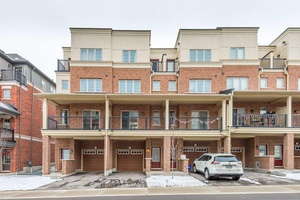 Beautiful Townhouse Located In North Oshawa Winfields Community.
