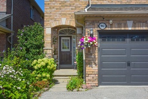 A cosy updated home in the Heartland Area, close to all shopping Walmart, Costco, Home Depot, BestBuy, various restaurants, and many more conveniences.