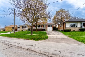 Great Lease Opportunity In The Coveted Markland Woods Neighbourhood !