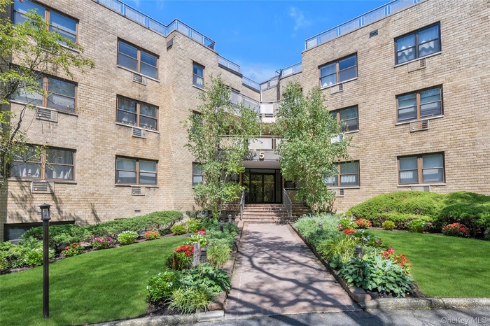 View of apartment building / complex