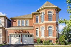 Double Door Entrance, 9' Ceiling amp ; Hardwood Flooring, Pot Lights, Oak Stairs, Eat In Kitchen W Center Island, Gas Fireplace, Master BrW Jacuzzi, Walk In Closet amp ; 5Pc ...