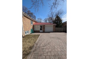 Bright and Spacious Bachelor Suite in a Prime Location !
