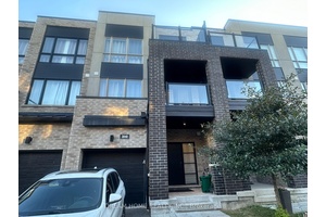Luxurious Townhouse In High Demand Oakville.
