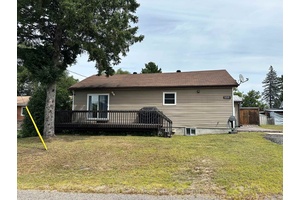 Welcome to this well maintained 2 1 bedroom, 1.