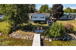 Spectacular waterfront home minutes to Orillia on Lake Couchiching !