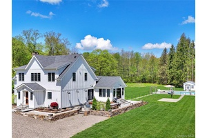 Modern Pawling Farmhouse This beautifully renovated Colonial home near Scenic Quaker Hill offers a perfect blend of charm and modern amenities.