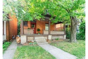 Studio apartment in the heart of West Hamilton, just minutes from highway access, dining, coffee shops, and local amenities.