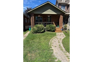 Bright 2 Bedroom, 2 Bathroom Home in East York !
