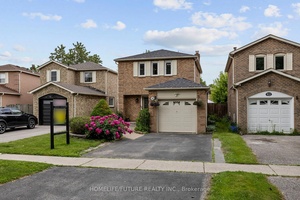 Beautiful 3 Bedroom Detached Home Prime Location !