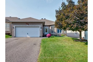 Bright and spacious bungalow close to the Rockland Golf Club !
