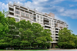 Spectacular condo with breathtaking views of Old Mill park amp ; Humber River !