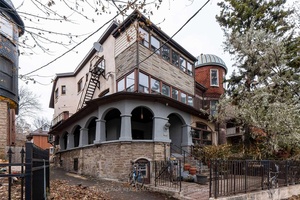 Spacious and clean 2 bedroom unit large den in the heart of trendy Parkdale !
