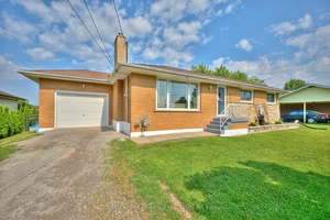 Tranquil Country Living Just Minutes from the City !