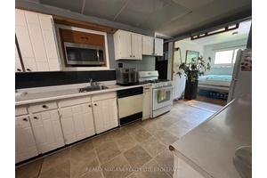 Charming 2 Bedroom Bungalow on Expansive Lot Minutes from the Beach !
